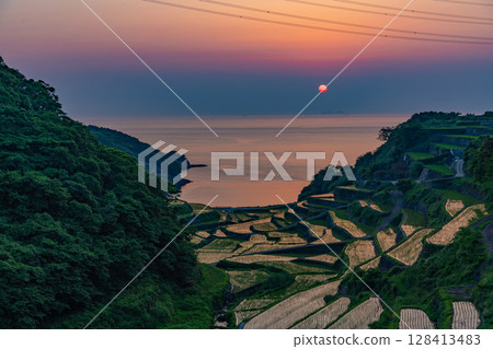 (佐賀縣)浜野浦梯田的夜景 (佐賀縣)浜野浦梯田的夜景 128413483