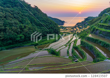 (佐賀縣)浜野浦梯田的夜景 (佐賀縣)浜野浦梯田的夜景 128413507