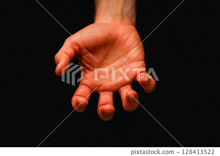 伸出男性手，手指捲曲，做出情感姿態 128413522