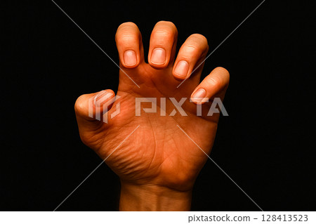 伸出男性手，手指捲曲，做出情感姿態 128413523
