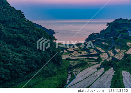 (佐賀縣)夕陽下的浜之浦梯田 (佐賀縣)夕陽下的浜之浦梯田 128413560