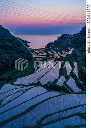 （佐賀縣）夕陽下的浜之浦梯田 128413563