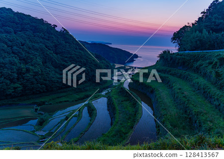(佐賀縣)夕陽下的浜之浦梯田 (佐賀縣)夕陽下的浜之浦梯田 128413567