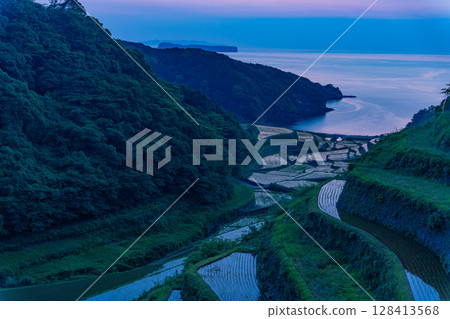 （佐賀縣）夕陽下的浜之浦梯田 128413568