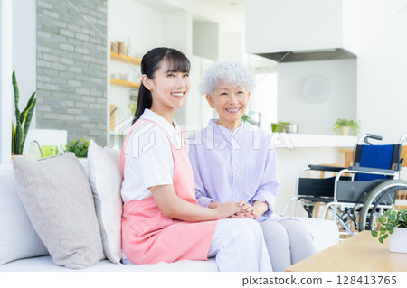 一位女護理員在客廳照顧一位老年婦女 128413765