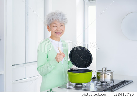 做家事的資深婦女在廚房裡 128413789