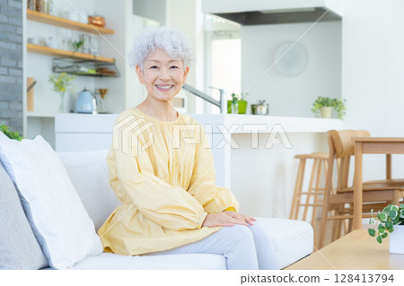 放鬆在客廳的資深婦女 128413794