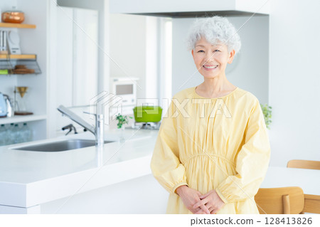 放鬆在客廳的資深婦女 128413826
