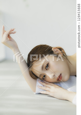 一個女人躺在地板上 128413888
