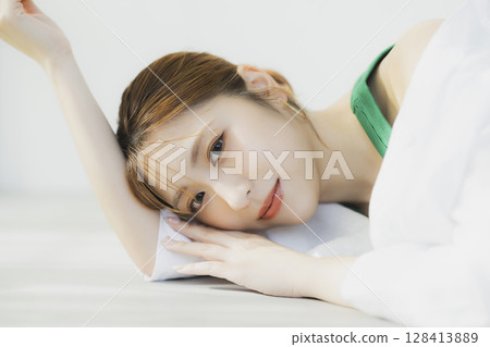 一個女人躺在地板上 128413889