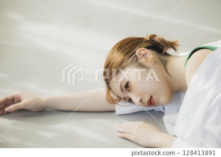 A woman lying on the floor 128413891