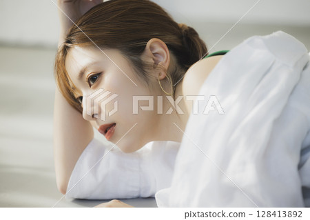 一個女人躺在地板上 128413892