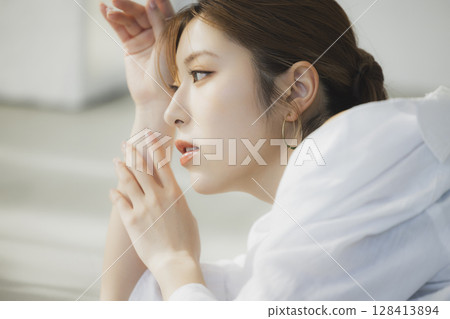 A woman lying on the floor 128413894
