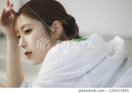 一個女人躺在地板上 128413895