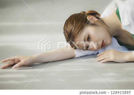 A woman lying on the floor 128413897