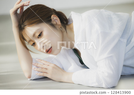 一個女人躺在地板上 128413900