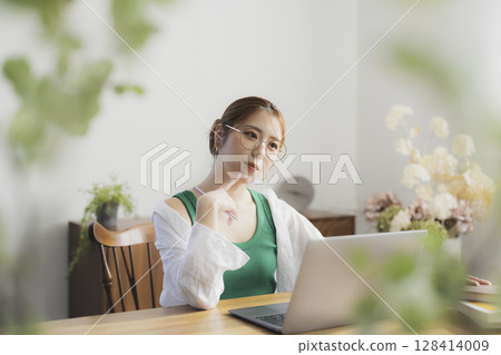 A woman using a computer 128414009
