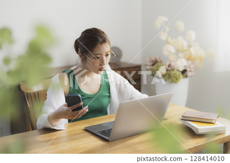 A woman using a computer 128414010