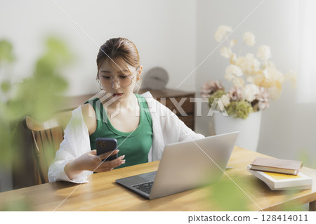 A woman using a computer 128414011