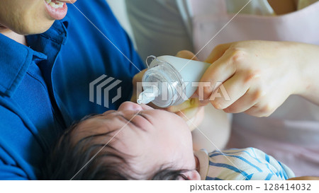 父母給寶寶使用吸鼻器 128414032