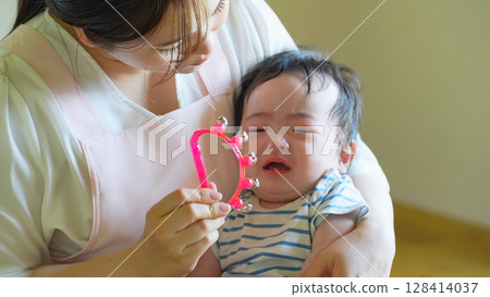抱著嬰兒和癒合的女人 抱著嬰兒和癒合的女人 128414037