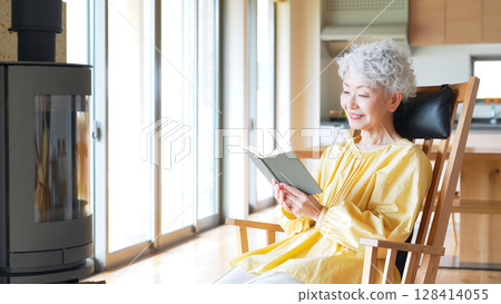 室內看書的老年婦女 128414055