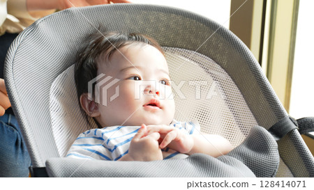 一對夫婦在房間裡安撫嬰兒 一對夫婦在房間裡安撫嬰兒 128414071