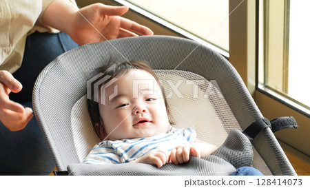 一對夫婦在房間裡安撫嬰兒 一對夫婦在房間裡安撫嬰兒 128414073