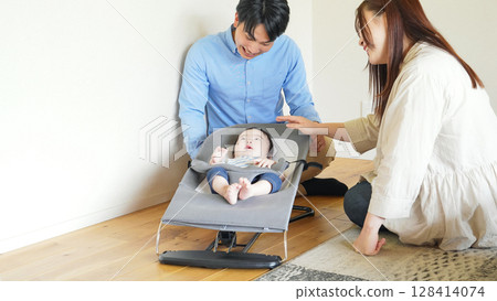 一對夫婦在房間裡安撫嬰兒 一對夫婦在房間裡安撫嬰兒 128414074