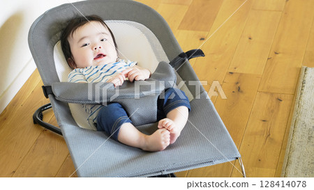 嬰兒睡在搖籃裡 128414078