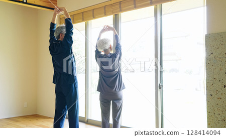 穿著睡衣伸展身體的老年夫婦 128414094