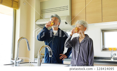 老年夫婦在廚房喝水 128414095
