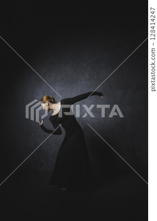 黑色背景下擺姿勢的女人 128414247