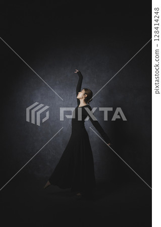 黑色背景下擺姿勢的女人 128414248