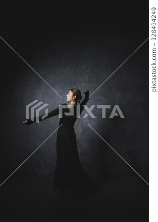 黑色背景下擺姿勢的女人 128414249