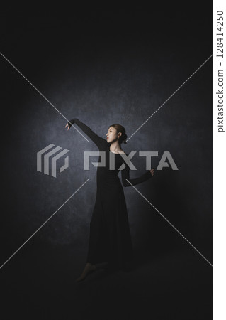 黑色背景下擺姿勢的女人 黑色背景下擺姿勢的女人 128414250