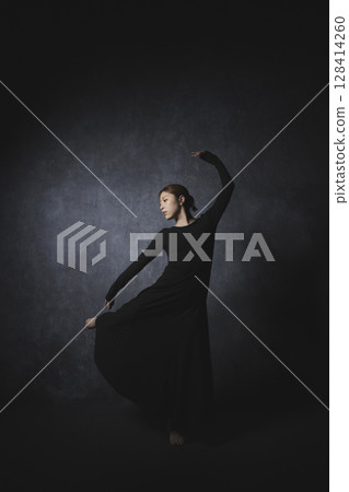 黑色背景下擺姿勢的女人 128414260
