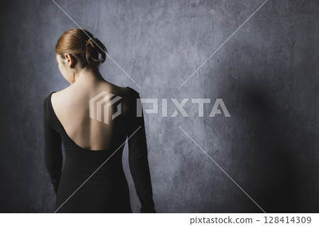 Dancer's back Dancer's back 128414309