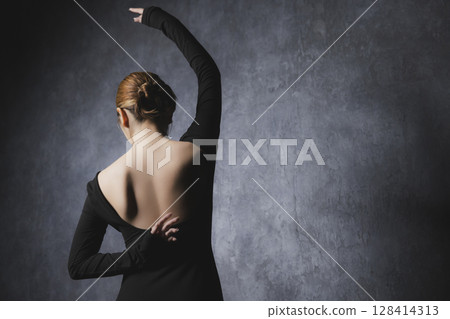 Dancer's back Dancer's back 128414313