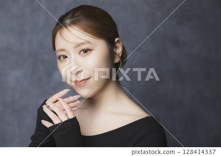 黑色背景上的美女肖像 128414337