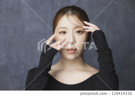 黑色背景上的美女肖像 128414338