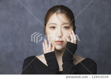 黑色背景上的美女肖像 128414339