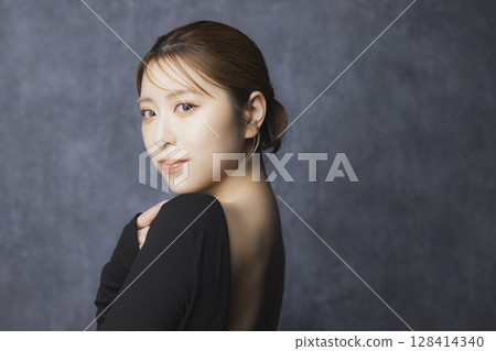 黑色背景上的美女肖像 128414340