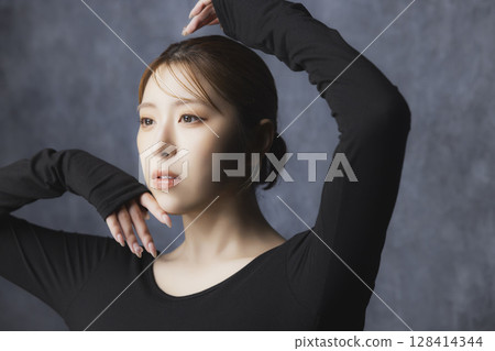 黑色背景上的美女肖像 128414344