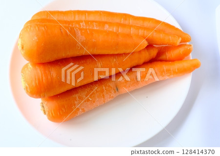 胡蘿蔔堆積在盤子上 128414370