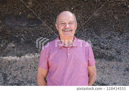 Portrait of an elderly Spanish pensioner on the street Portrait of an elderly Spanish pensioner on the street 128414531