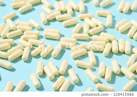 Large amounts of capsule tablets 128415988
