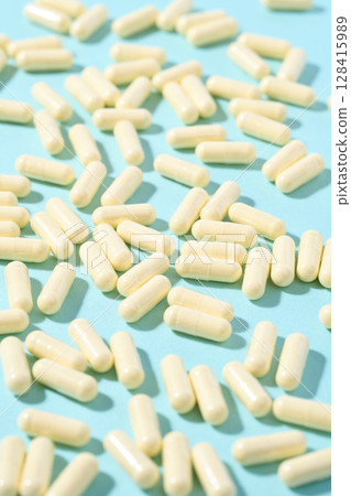Large amounts of capsule tablets 128415989