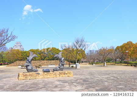 從兵庫縣姬路市城見台公園眺望國寶姬路城和鯱池 從兵庫縣姬路市城見台公園眺望國寶姬路城和鯱池 128416312
