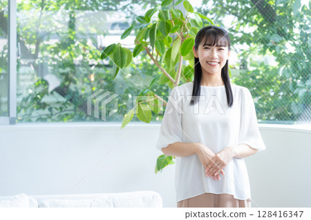 年輕女子在客廳放鬆 128416347